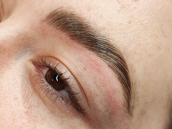 Gleichmäßig in Form gelegte Augenbraue nach einem Augenbrauenlifting