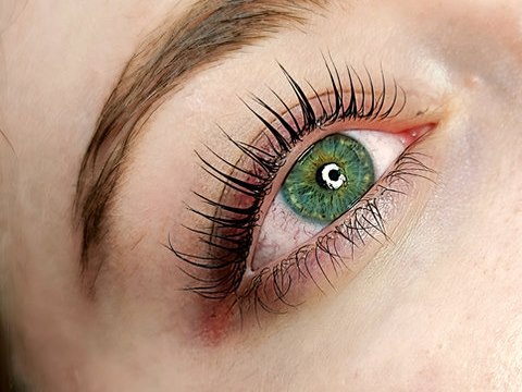 Geschwungene eigene Wimpern nach einem Wimpernlifting