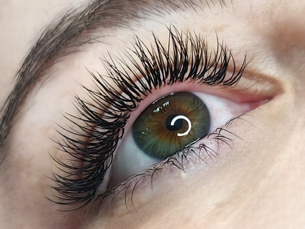 Nahaufnahme eines Auges mit voller Wimpernverlängerung