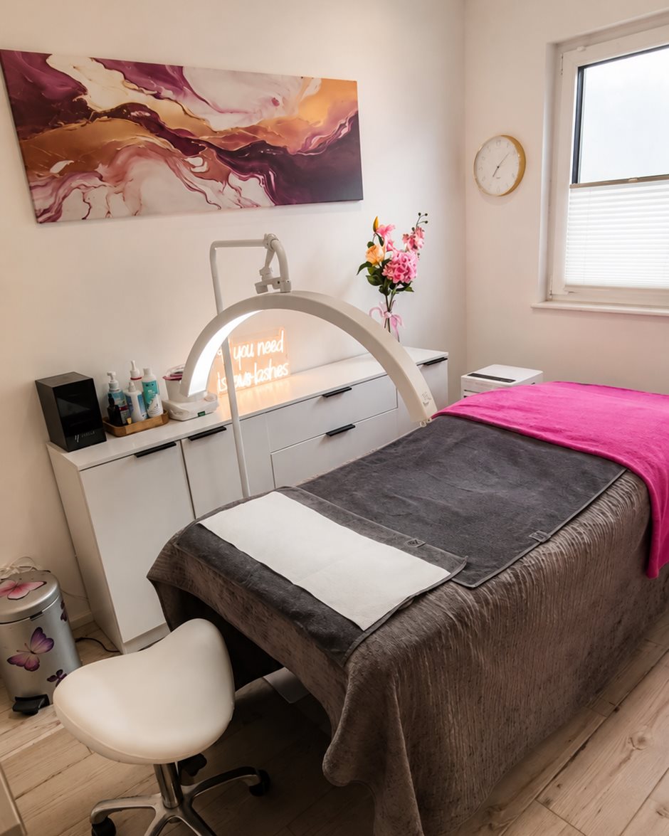 Behandlungsraum mit Liege und Wimpernlampe im Studio in Perchtoldsdorf
