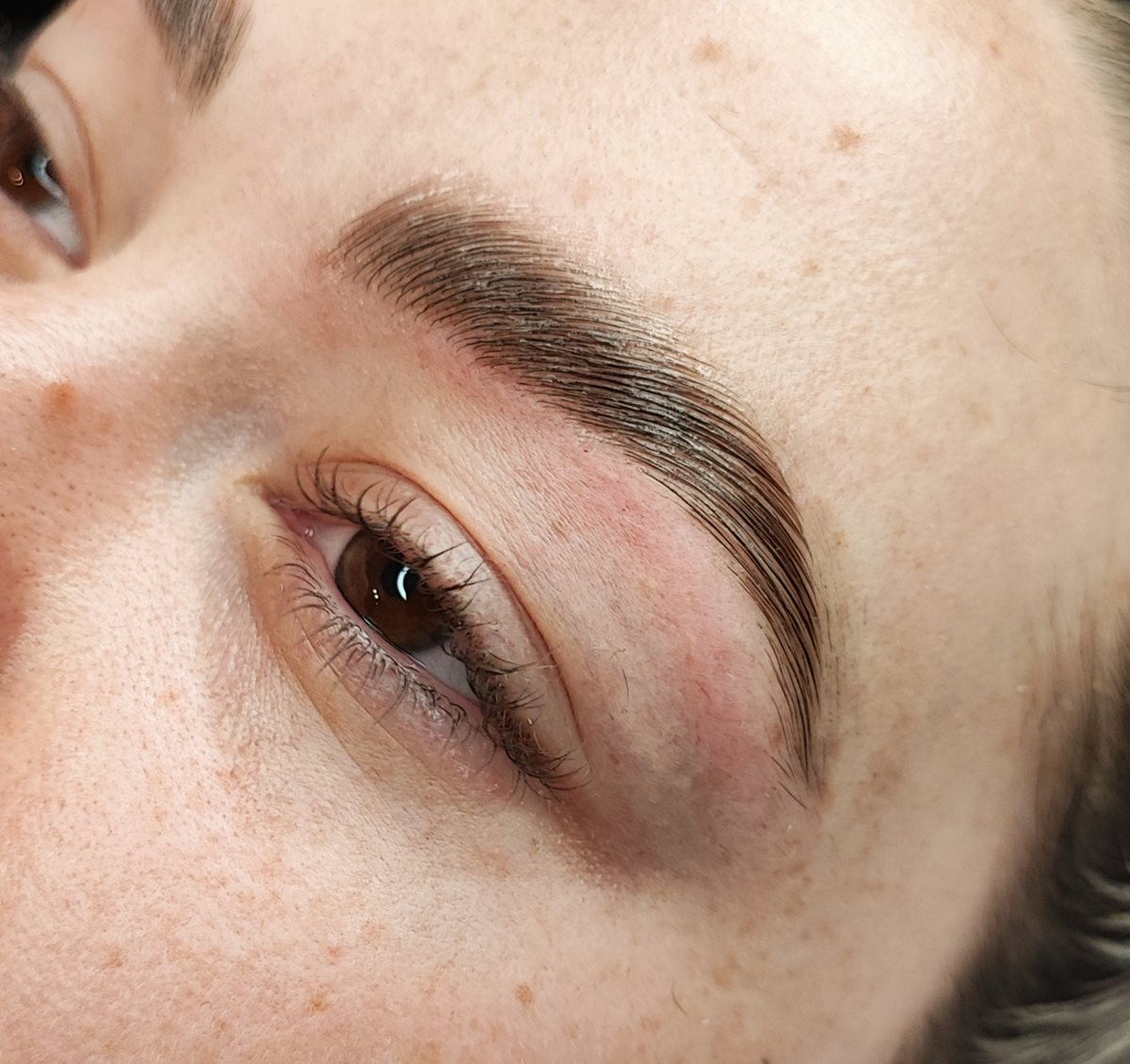 Gleichmäßig nach oben gestylte Augenbraue nach einem Augenbrauenlifting