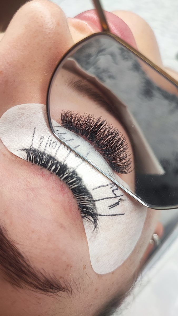 Wimpernverlängerung mit mittlerem Volumen